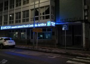 Asesoria-sarcasa-rotulo-bandeja-dibond-letras-corporeas-luz-de-noche(trabajo-propio-y-rotulo-luminoso)